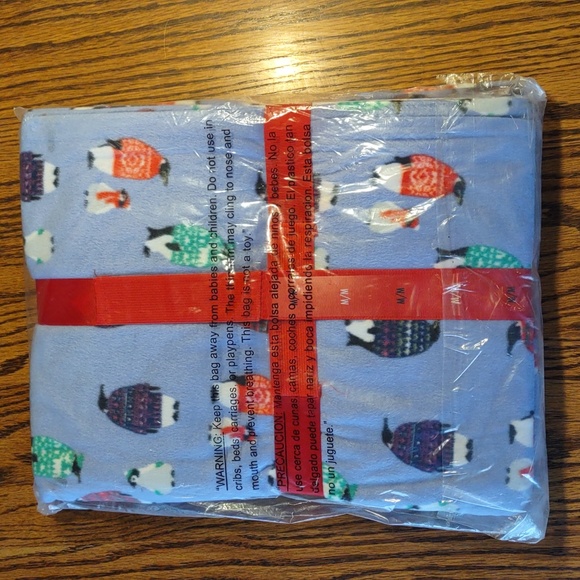 Simply Styled | Merry & Bright Penguin Pajama Set Size Medium NWT - Picture 4 of 4
